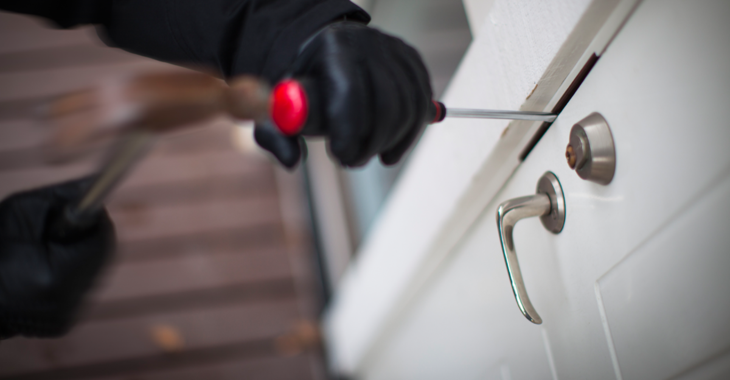 Person som försöker bryta sig in i hus.