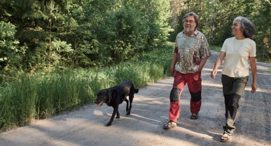 Äldre par på promenad