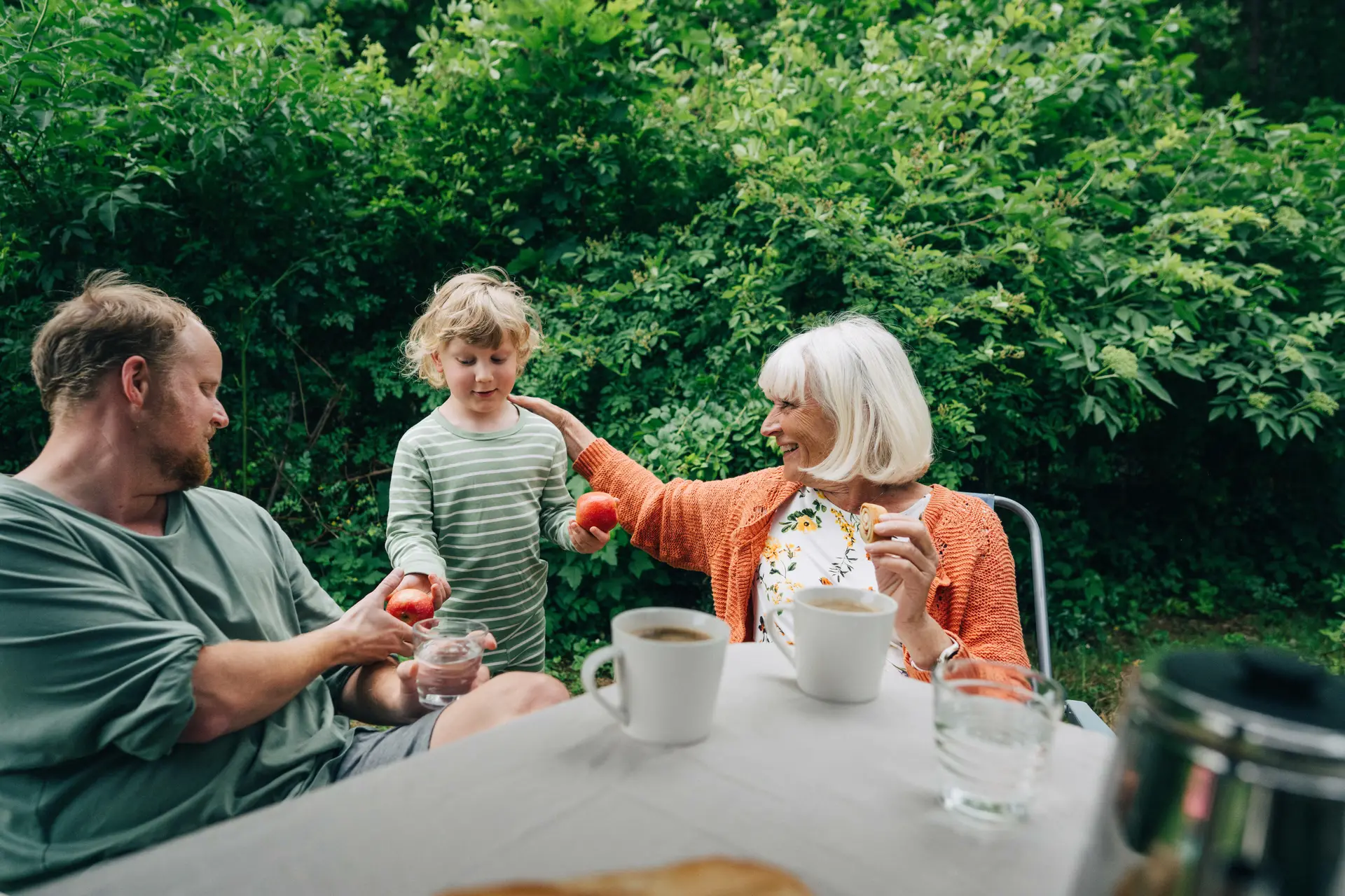 Familj som fikar, foto.