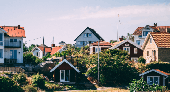 Par blickar mot ett fritidshus 