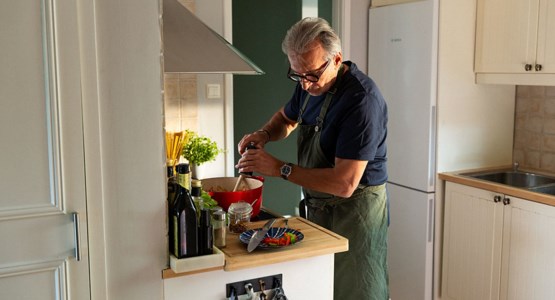 Man som funderar på livförsäkring.