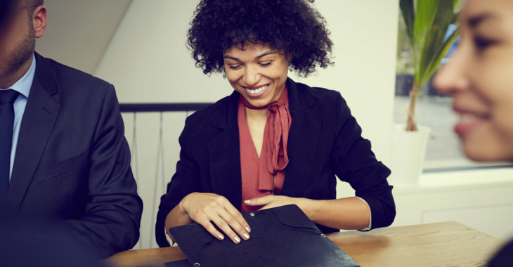 Kvinna på besök på vårt kontor.