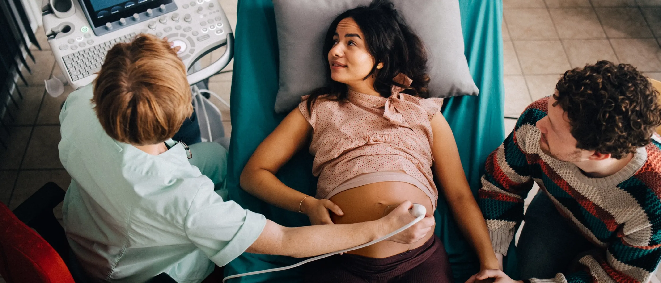 Ett par håller handen under en ultraljudsundersökning.