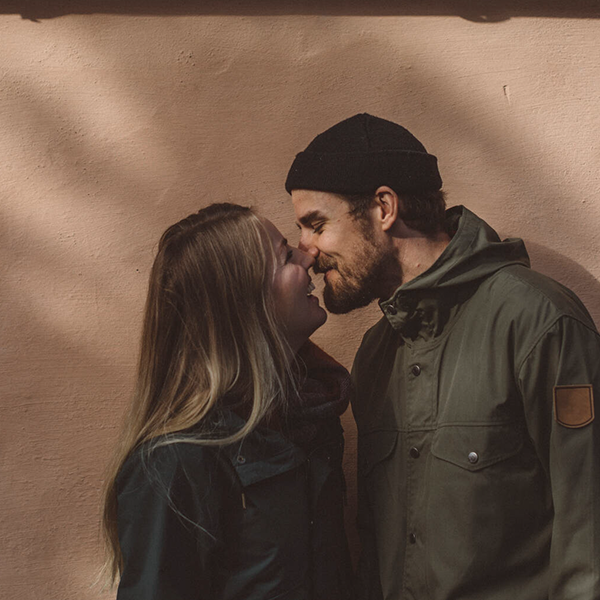 Glöggfika med tända ljus.