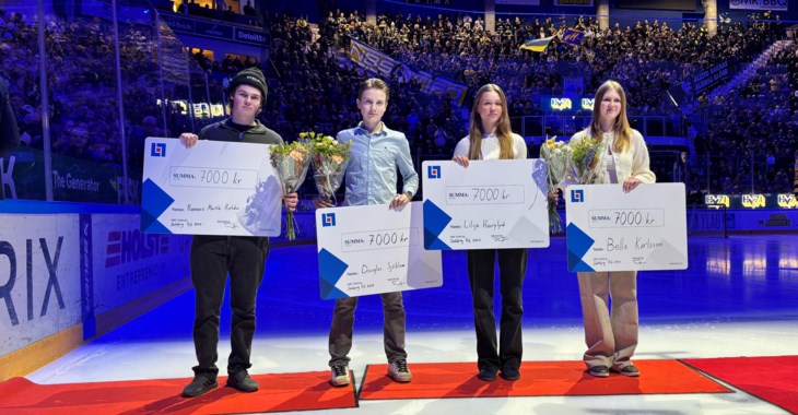 Vinnarna av årets Juniorstipendier på isen.