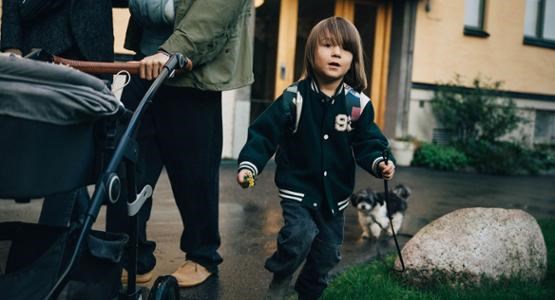 De sparar till sin son i hållbarhetsinriktade fonder.