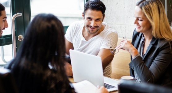 Tre kollegor runt ett bord