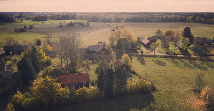 Lanbruksfastighet i höstskrud.