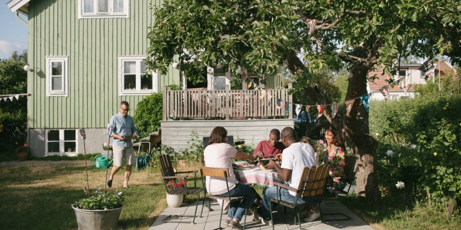 En mormor diskar med sitt barnbarn