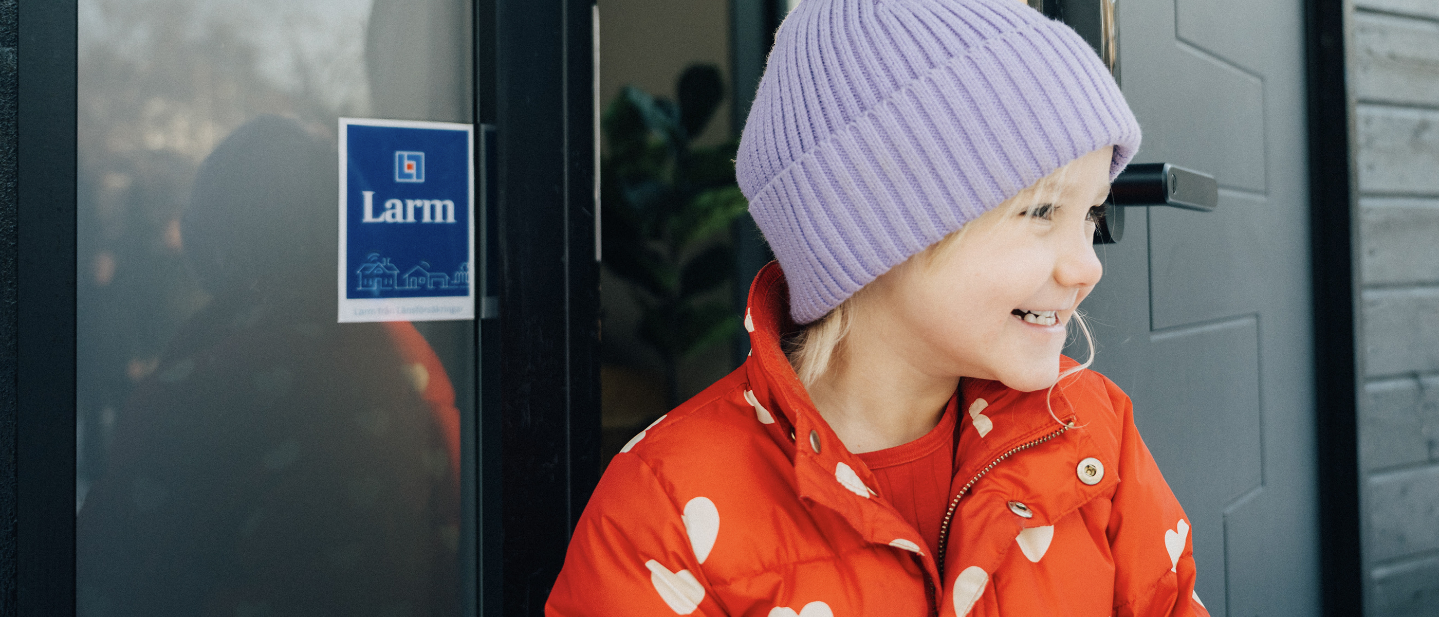 Flicka utanför larmat hus.
