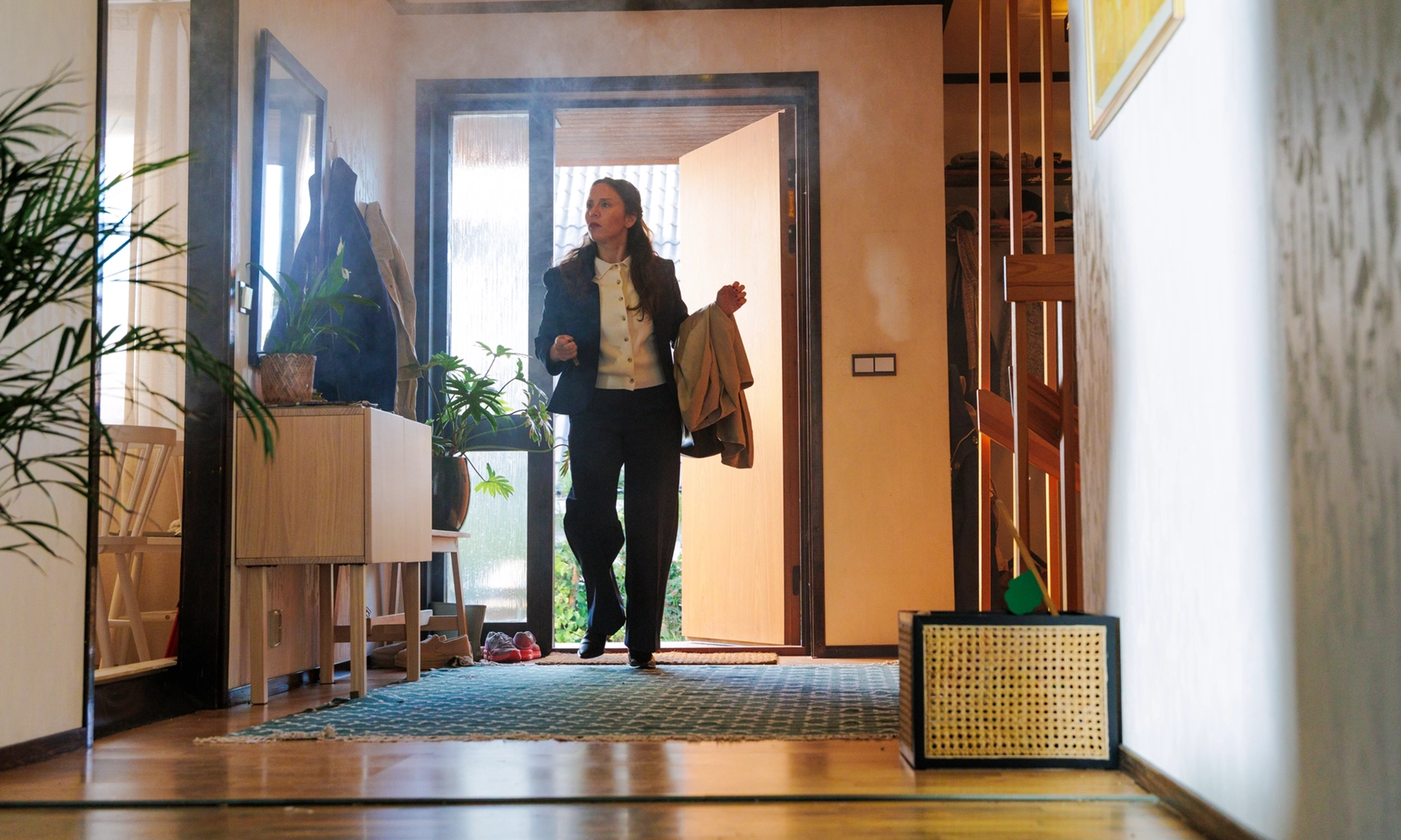 Kvinna som har kommit hem och upptäcker att det ryker i köket.