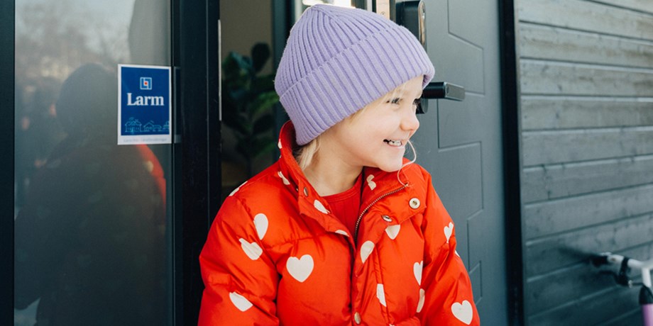 Kvinna i morgonrock springer mot rykande strykjärn.