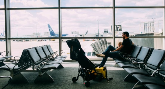 Tonårskille redo att bada vid vatten