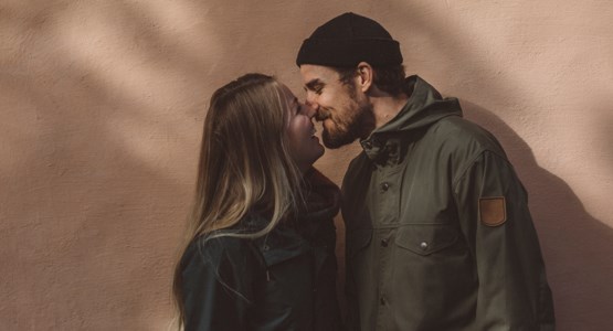 Par som kysser varandra