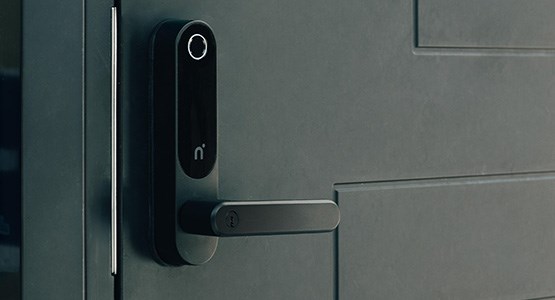 Digitalt dörrlås med fingaravtrycksläsare.