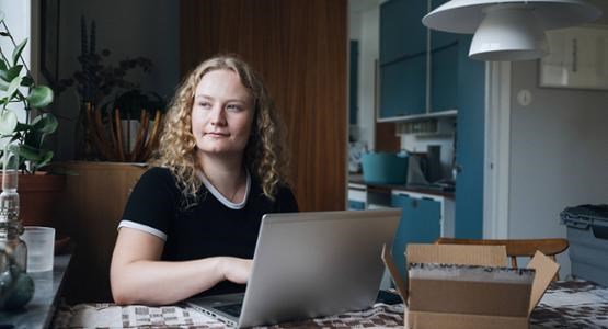 Ung kvinna funderar på hur mycket hon ska pensionsspara.