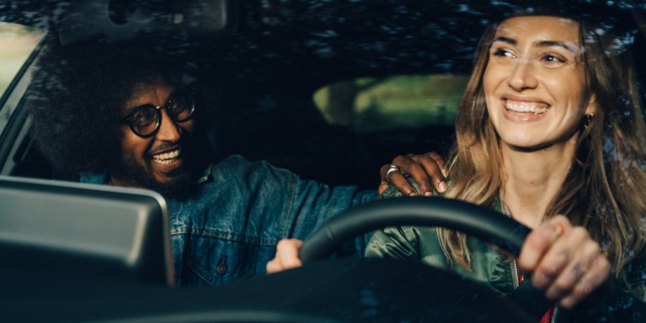 Kvinna som kör bil, foto.