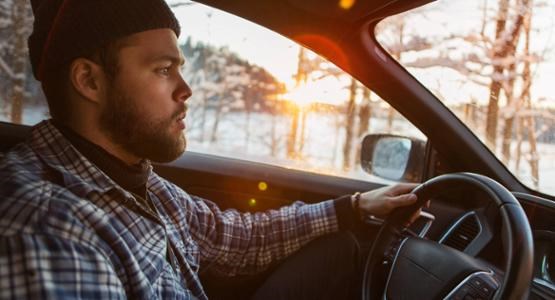 Man kör bil