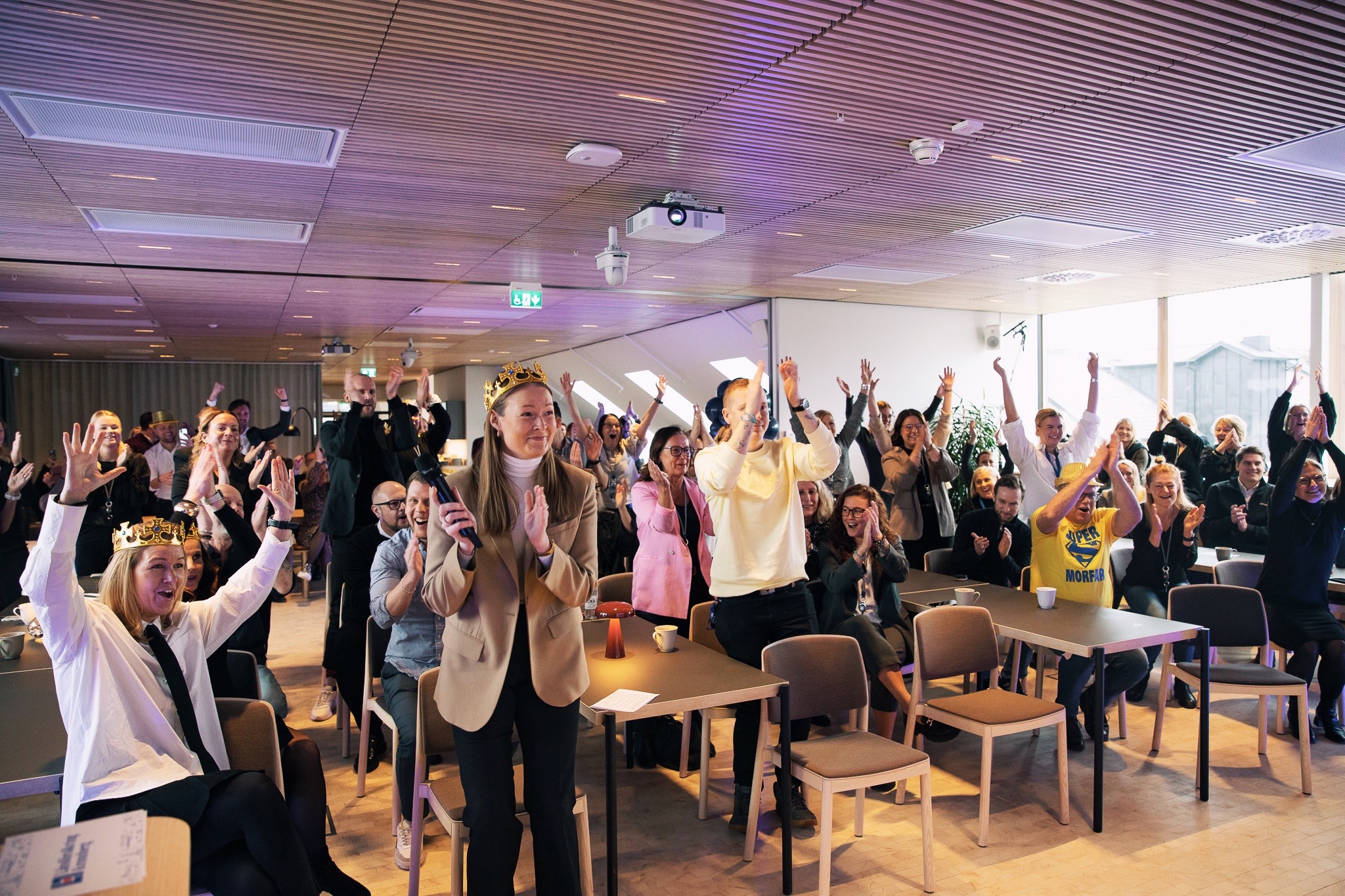 Bild på glada medarbetare