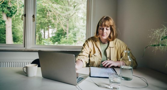 Kvinna går igenom sin hushållsbudget.