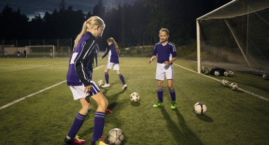Unga tjejer spelar fotboll