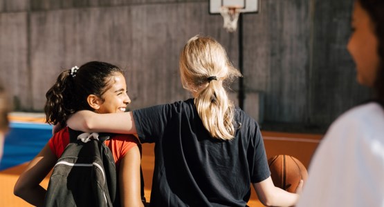 Två ungdomar deltar på ett liveläger i skogen.