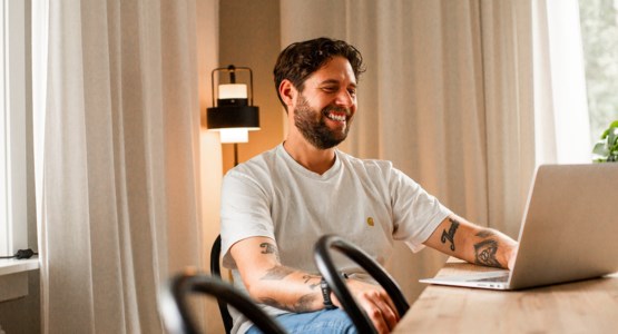 Egenföretagare jobbar hemifrån.