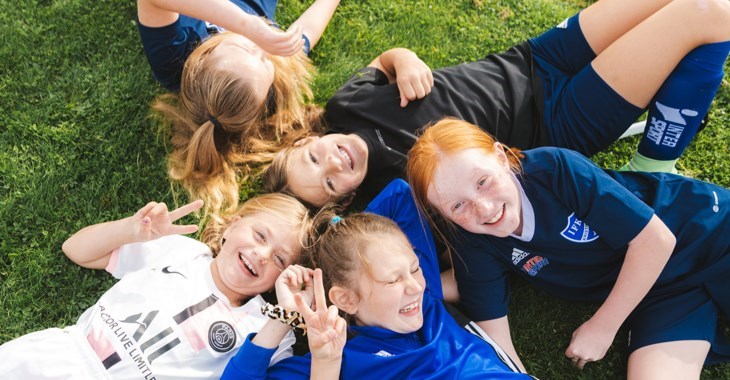 Barn som spelar fotboll.