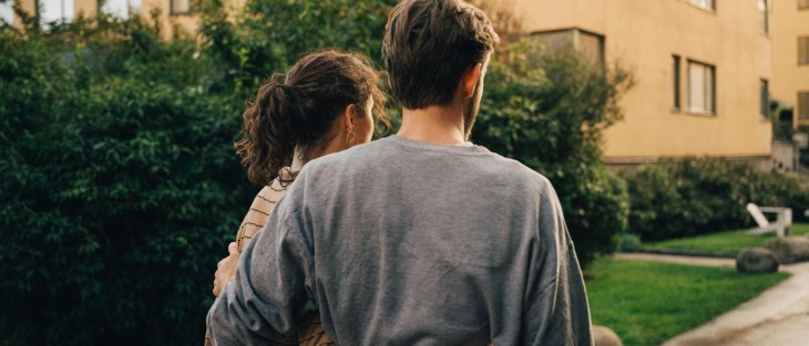 Par promenerar i bostadsområde