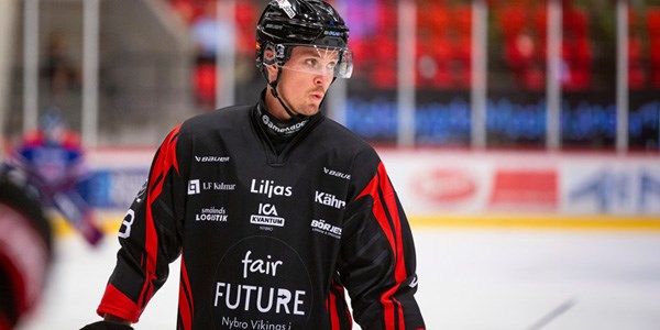 Hockeyspelaren Jesper Mångs i Nybro Vikings med matchtröja på sig.