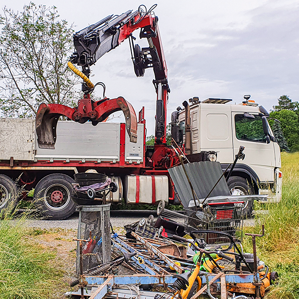 Lastbil som hämtar metallskrot.