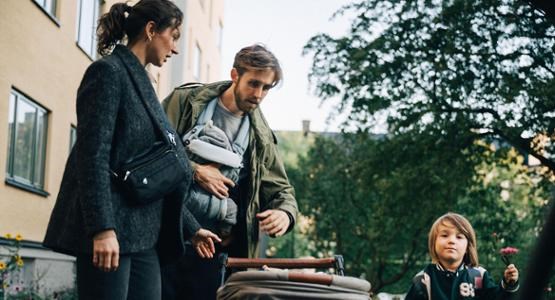 En barnfamilj på promenad.