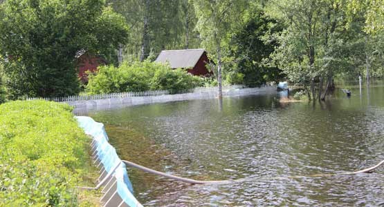 Vattenbarriärer vid översvämmat vatten.