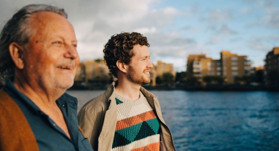 Två män blickar ut över sjön.