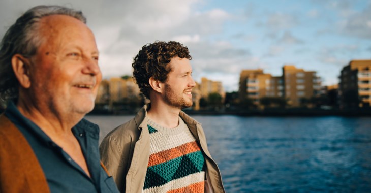 Far och son blickar ut över havet