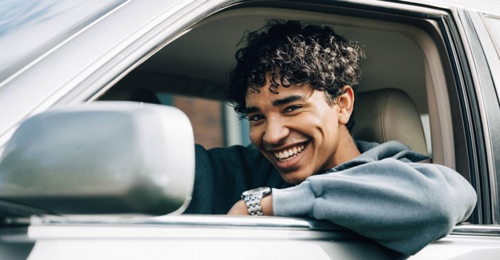 Glad kille i bil.
