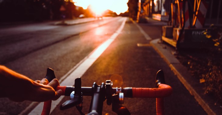 Foto på ett cykelstyre.