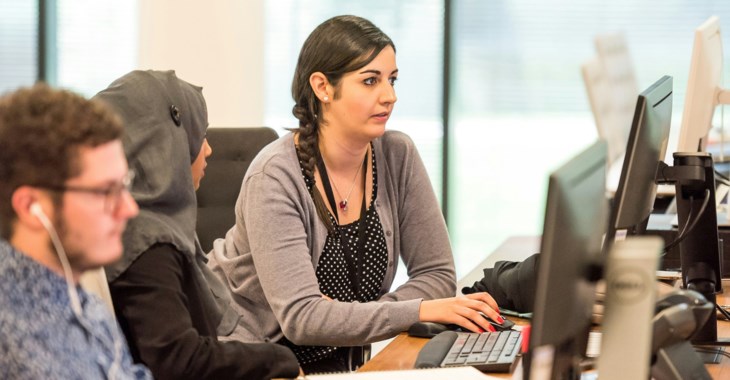 Foto på människor på kontor.