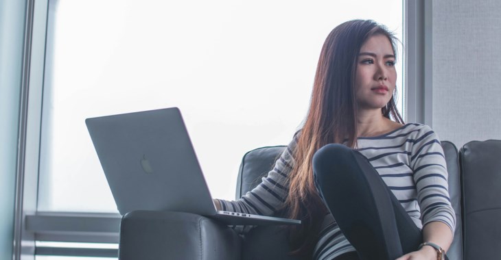 Foto på tjej med laptop.