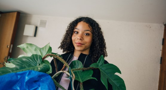 Ung kvinna som flyttar till ny bostad