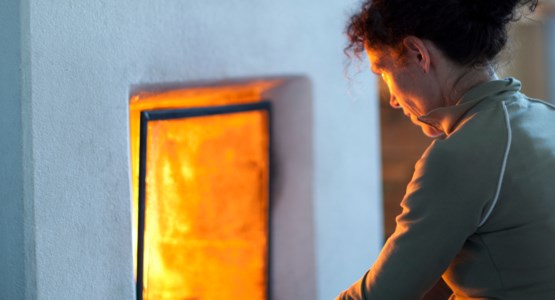 kvinna eldar i öppen spis 