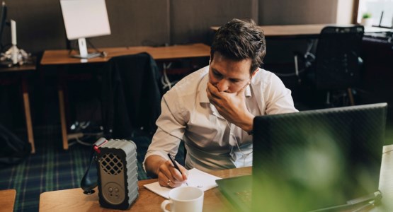 Kollegor gör high five.