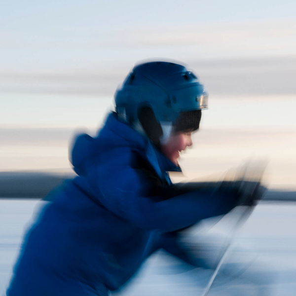 Pojke som åker skidor.