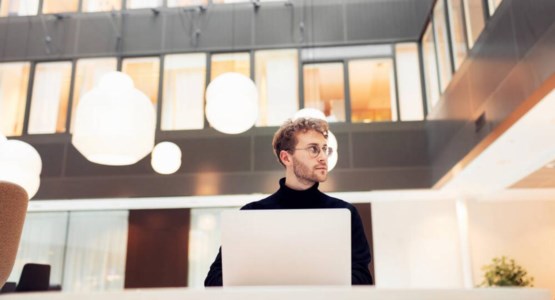 Företagare som upptäcker bedrägeriförsök.