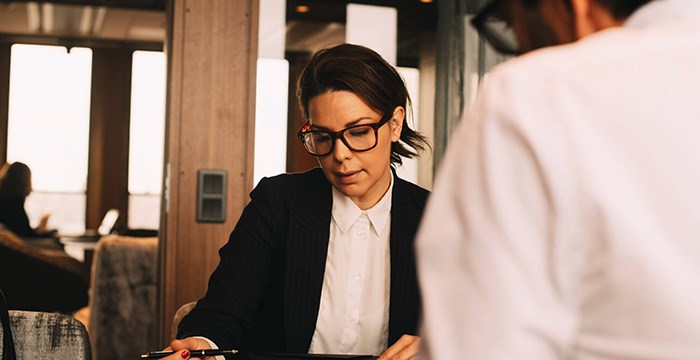 Foto av en kvinna vid ett bord på ett kontor.