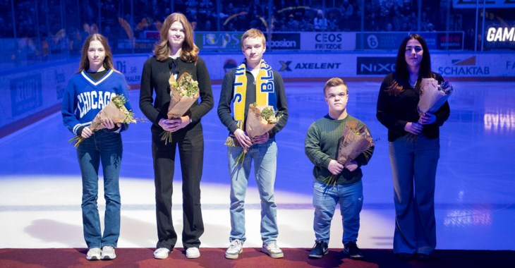 Vinnarna på en röd matta på isen innan pucksläpp.