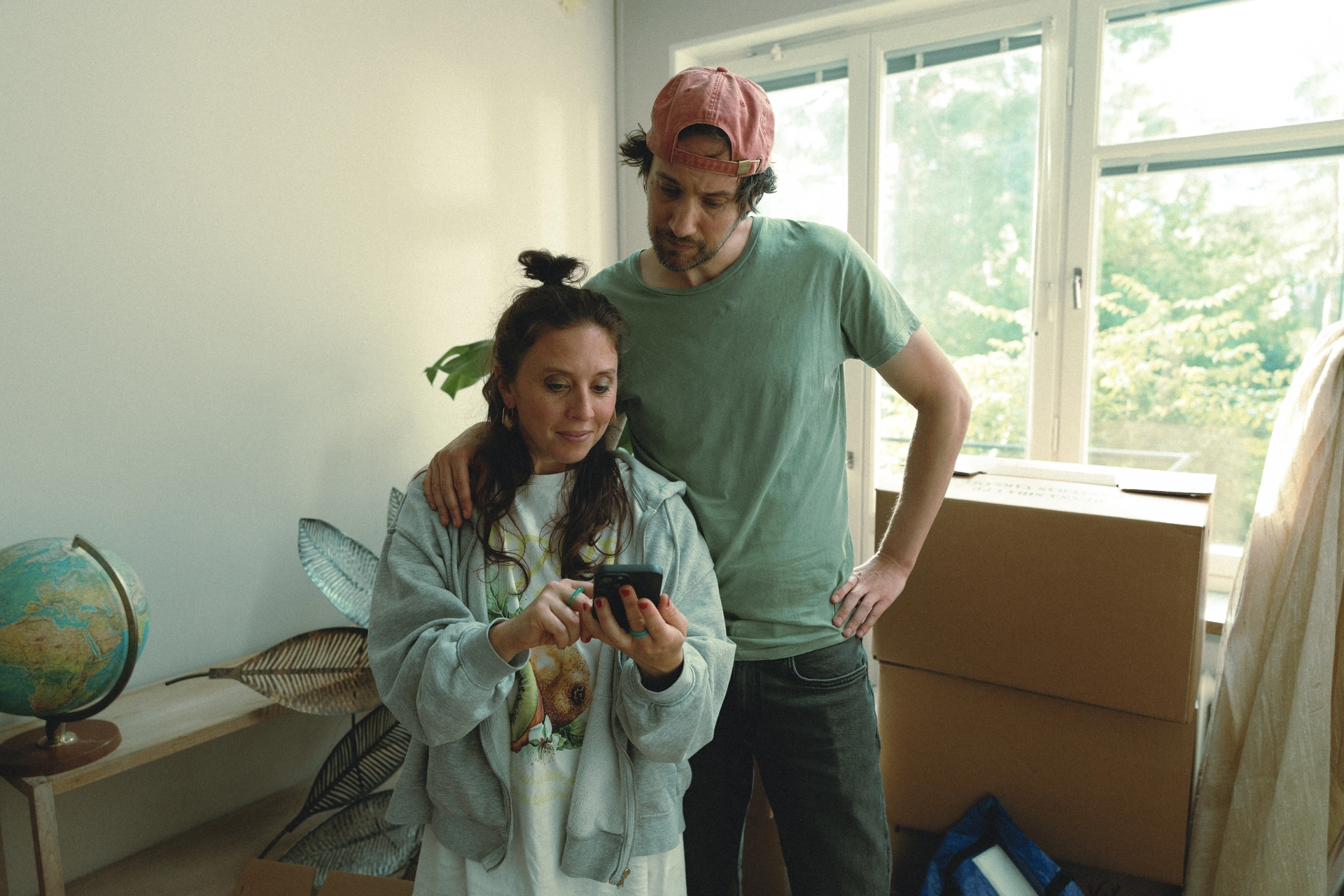 Kvinna läser sitt orange kuvert, foto.