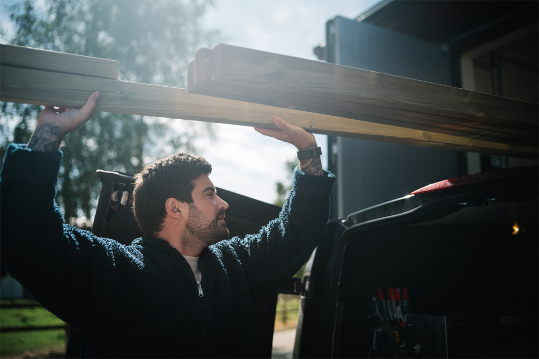 Hantverkare lastar in plankor