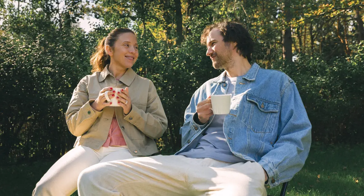 Par fikar och diskuterar sparande i trädgården.