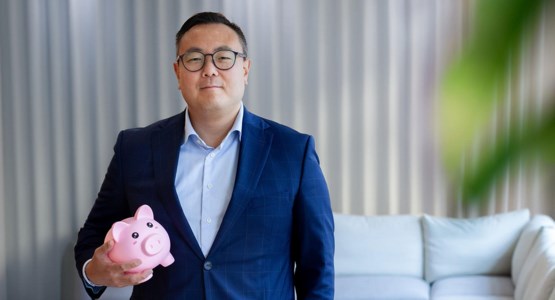 Privatekonom Stefan Westerberg håller i en spargris.